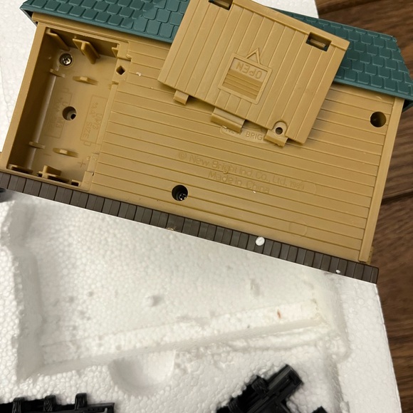 Dickensville Express Train Set - Picture 6 of 16